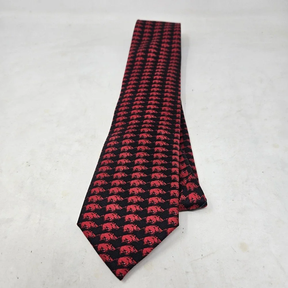 Vesi Neckwear Arkansas Razorbacks Men Tie Red Black Mascot Silk Blend V720ARK
